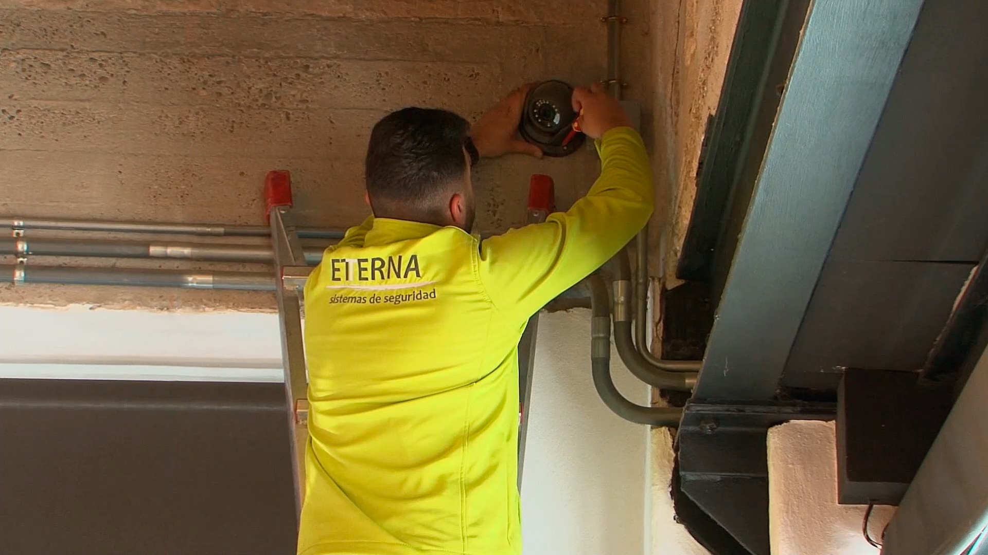 técnico de etterna instalando un detector de una alarma en sevilla