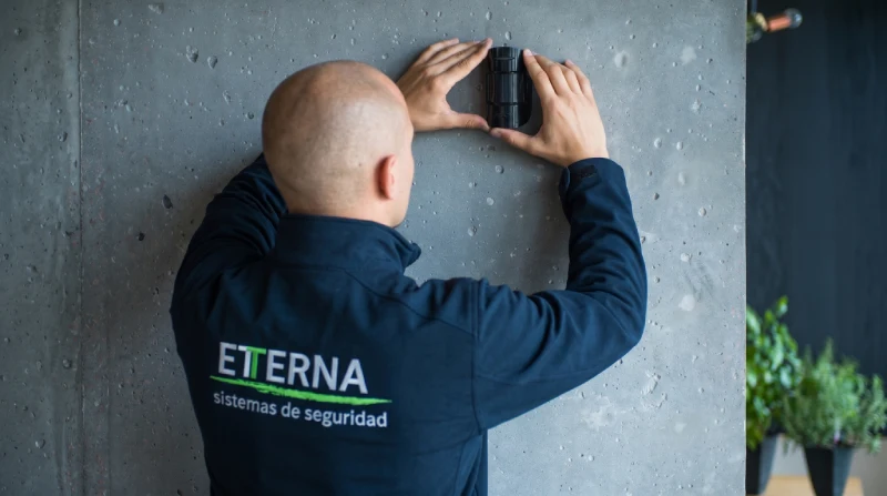 alarma en casa instalada en el techo